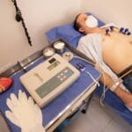 Mężczyzna podczas badania kardiologicznego EKG w gabinecie lekarskim