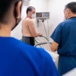 Pacjent na próbie wysiłkowej EKG pod kontrolą lekarzy w gabinecie