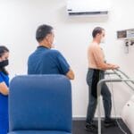 Rehabilitacja kardiologiczna krok po kroku: od szpitala do pełnej sprawności Pacjent podczas testu wysiłkowego serca pod opieką zespołu medycznego