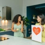 Dwie kobiety w kuchni rozmawiają o diecie na zdrowe serce