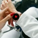 Nowe technologie w diagnostyce serca: inteligentne zegarki, aplikacje i ich wiarygodność Kobieta z czerwonymi paznokciami sprawdza puls na smartwatchu