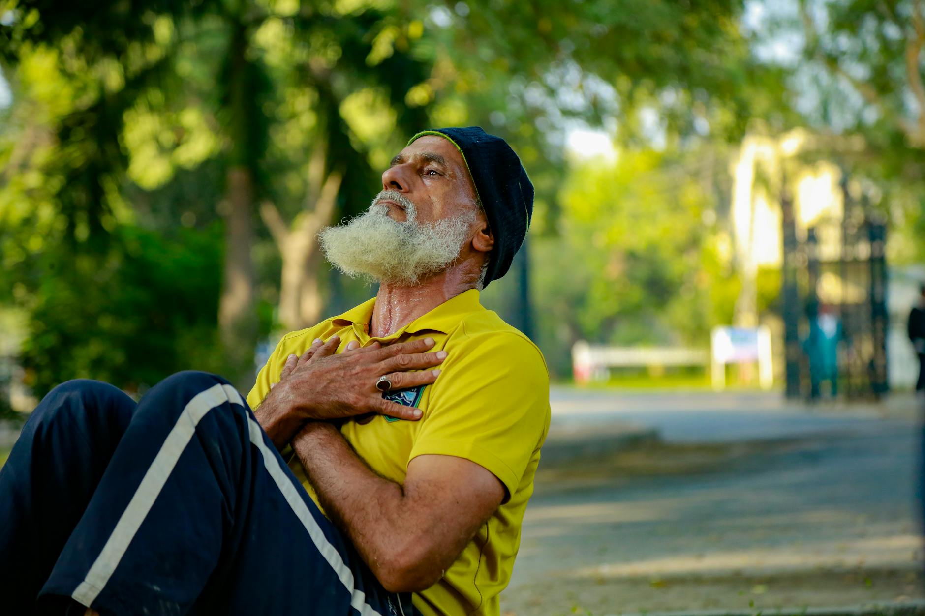 Starszy mężczyzna robi brzuszki w słonecznym parku