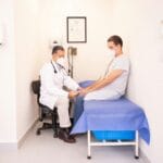 Lekarz bada parametry życiowe pacjenta przed konsultacją kardiologiczną