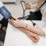 Lekarz mierzy pacjentowi ciśnienie tętnicze podczas konsultacji
